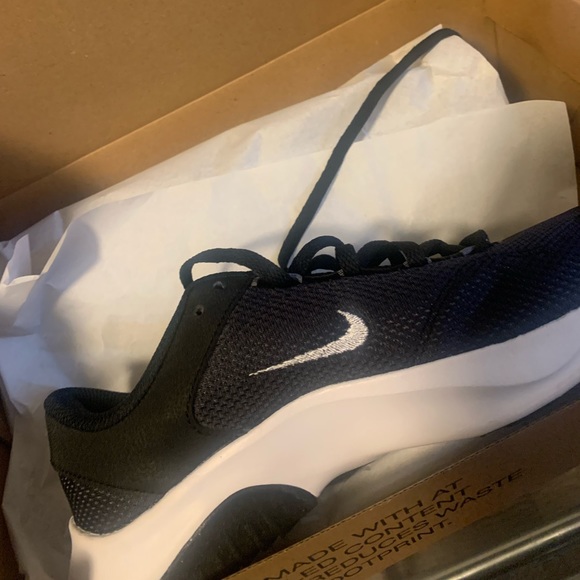 4 brand new nikes 7.5 in size all women or kids. - Picture 4 of 4